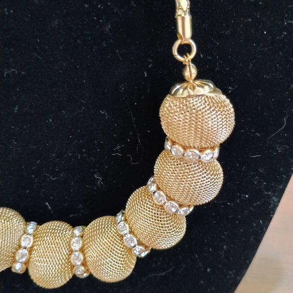 Elegant Gold Necklace and Earring Set - Picture 5 of 7